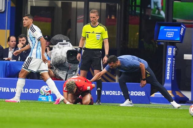 Argentina v Egypt - FIFA World Cup, WM, Weltmeisterschaft, Fussball 2026 - Round of 16 ATLANTA, USA - JULY 07: Head coach Lionel Scaloni of Argentina checks on Emam Ashour (8) of Egypt during the 2026 FIFA World Cup Round of 16 match between Argentina and Egypt at Mercedes-Benz Stadium (Atlanta Stadium) in Atlanta, Georgia, United States on July 07, 2026. Evrim Aydin Anadolu Georgia United States. Editorial use only. Please get in touch for any other usage.  Copyright: x2026xAnadoluxEvrimxAydinx