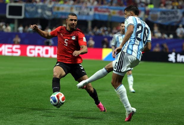 FIFA World Cup, WM, Weltmeisterschaft, Fussball 2026 - Round of 16 - Argentina vs Egypt Nahuel Molina of Argentina (R) and Ramy Rabia of Egypt in action during the FIFA World Cup 2026 Round of 16 match Argentina against Egypt, in Atlanta, USA, 07 July 2026. ATLANTA United States  Copyright: xCRISTOBALxHERRERA-ULASHKEVICHx