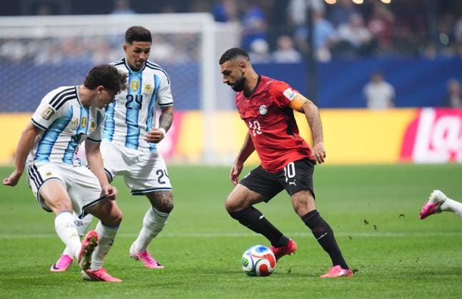 Argentina v Egypt - FIFA World Cup, WM, Weltmeisterschaft, Fussball 2026 - Round of 16 ATLANTA, USA - JULY 7: Mohamed Salah (10) of Egypy and Julian Alvarez (L) of Argentina compete for the ball during the 2026 FIFA World Cup Round of 16 match between Argentina and Egypt at Mercedes-Benz Stadium (Atlanta Stadium) in Atlanta, Georgia, United States on July 7, 2026. Jose Hernandez Anadolu Georgia United States. Editorial use only. Please get in touch for any other usage.  Copyright: x2026xAnadoluxJosexHernandezx