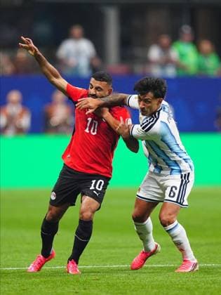 Argentina v Egypt - FIFA World Cup, WM, Weltmeisterschaft, Fussball 2026 - Round of 16 ATLANTA, USA - JULY 07: Lisandro Martínez (6) of Argentina in action against Mohamed Salah (10) of Egypt during the 2026 FIFA World Cup Round of 16 match between Argentina and Egypt at Mercedes-Benz Stadium (Atlanta Stadium) in Atlanta, Georgia, United States on July 07, 2026. Evrim Aydin Anadolu Georgia United States. Editorial use only. Please get in touch for any other usage.  Copyright: x2026xAnadoluxEvrimxAydinx
