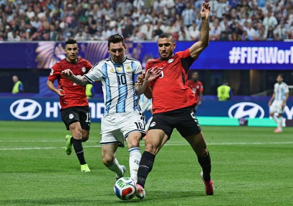 FIFA World Cup, WM, Weltmeisterschaft, Fussball 2026 - Round of 16 - Argentina vs Egypt Lionel Messi of Argentina (L) and Ramy Rabia of Egypt in action during the FIFA World Cup 2026 Round of 16 match Argentina against Egypt, in Atlanta, USA, 07 July 2026. ATLANTA United States  Copyright: xRONALDxWITTEKx