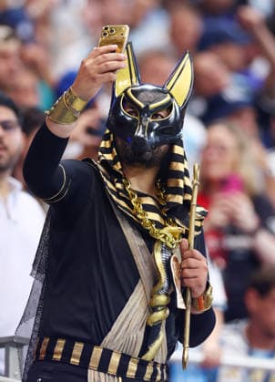 A supporter of Egypt dressed as a jackal takes a selfie before the start of a Round of 16 FIFA World Cup, WM, Weltmeisterschaft, Fussball match against Argentina at Atlanta Stadium in Atlanta, Georgia, on Tuesday, July 7, 2026.  ATL20260707901 CHRISTIANxBRUNSKILL