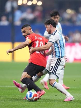 Argentina v Egypt - FIFA World Cup, WM, Weltmeisterschaft, Fussball 2026 - Round of 16 ATLANTA, USA - JULY 7: Mohamed Salah (10) of Egypy and Nicolas Tagliafico (3) of Argentina compete for the ball during the 2026 FIFA World Cup Round of 16 match between Argentina and Egypt at Mercedes-Benz Stadium (Atlanta Stadium) in Atlanta, Georgia, United States on July 7, 2026. Jose Hernandez Anadolu Georgia United States. Editorial use only. Please get in touch for any other usage.  Copyright: x2026xAnadoluxJosexHernandezx