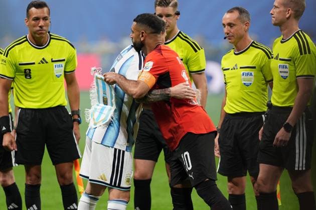 Lionel Messi of Argentina and Mohamed Salah of Egypt Argentina v Egypt, 2026 FIFA World Cup, WM, Weltmeisterschaft, Fussball Group of 16, Football, Atlanta Stadium, Atlanta, Georgia, USA - 07 Jul 2026Atlanta Mercedes-Benz Stadium Georgia (GA) United States of America  Copyright: xIsmaelxAdnan Shutterstockx 16981208ab