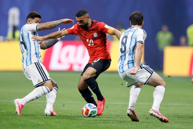 Argentina v Egypt: Round of 16 - FIFA World Cup, WM, Weltmeisterschaft, Fussball 2026 Enzo Fernandez of Argentina, Mohamed Salah of Egypt and Julian Alvarez of Argentina challenge during the FIFA World Cup 2026 Round of 16 match between Argentina and Egypt at Atlanta Stadium on July 7, 2026 in Atlanta, United States. Atlanta Atlanta Stadium GA United States Copyright: xAllstarxPicturexLibraryxLtdx