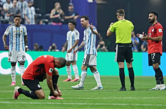 FIFA World Cup, WM, Weltmeisterschaft, Fussball 2026 - Round of 16 - Argentina vs Egypt Lionel Messi of Argentina (C) and teammates argue with the referee during the FIFA World Cup 2026 Round of 16 match Argentina against Egypt, in Atlanta, USA, 07 July 2026. ATLANTA United States  Copyright: xRONALDxWITTEKx