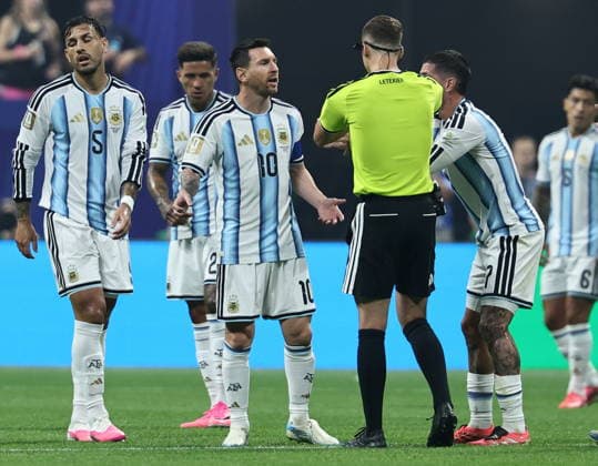 FIFA World Cup, WM, Weltmeisterschaft, Fussball 2026 - Round of 16 - Argentina vs Egypt Lionel Messi of Argentina (C) and teammates argue with the referee during the FIFA World Cup 2026 Round of 16 match Argentina against Egypt, in Atlanta, USA, 07 July 2026. ATLANTA United States  Copyright: xRONALDxWITTEKx