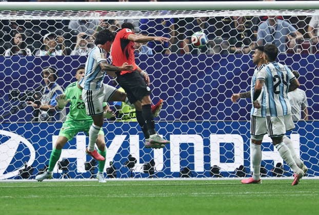 FIFA World Cup, WM, Weltmeisterschaft, Fussball 2026 - Round of 16 - Argentina vs Egypt Yasser Ibrahim of Egypt (C-R) scores the 0-1 opening goal during the FIFA World Cup 2026 Round of 16 match Argentina against Egypt, in Atlanta, USA, 07 July 2026. ATLANTA United States  Copyright: xRONALDxWITTEKx