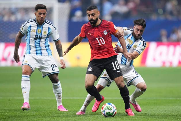 Argentina v Egypt: Round of 16 - FIFA World Cup, WM, Weltmeisterschaft, Fussball 2026 Mohamed Salah of Egypy and Nicolas Tagliafico of Argentina compete for the ball during the FIFA World Cup 2026 Round of 16 match between Argentina and Egypt at Atlanta Stadium on July 07, 2026 in Atlanta, Georgia. Atlanta GA United States  Copyright: xJosexBretonx originalFilename:bretonhernandez-argentin260707_npQy6.jpg
