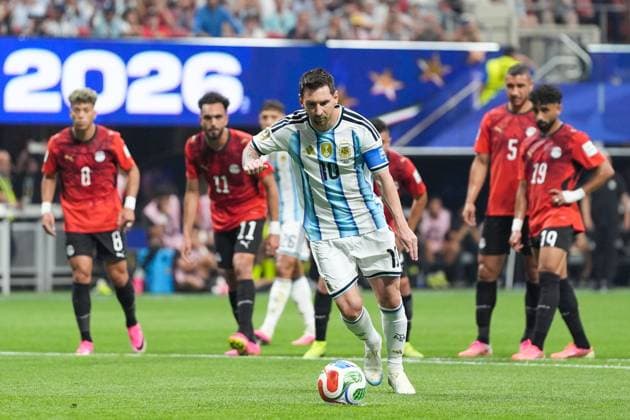 Lionel Messi of Argentina misses a penalty Argentina v Egypt, 2026 FIFA World Cup, WM, Weltmeisterschaft, Fussball Group of 16, Football, Atlanta Stadium, Atlanta, Georgia, USA - 07 Jul 2026Atlanta Mercedes-Benz Stadium Georgia (GA) United States of America  Copyright: xIsmaelxAdnan Shutterstockx 16981208ah