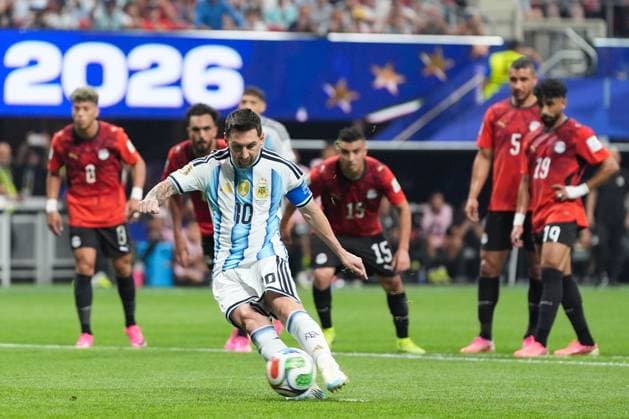 Lionel Messi of Argentina misses a penalty Argentina v Egypt, 2026 FIFA World Cup, WM, Weltmeisterschaft, Fussball Group of 16, Football, Atlanta Stadium, Atlanta, Georgia, USA - 07 Jul 2026Atlanta Mercedes-Benz Stadium Georgia (GA) United States of America  Copyright: xIsmaelxAdnan Shutterstockx 16981208ai