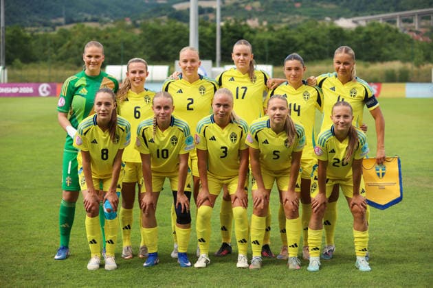 260707 The staring eleven of Sweden pose for a team photo. From top left: goalkeeper Hanna Karlsson, Nathalie Staaf, Thindra Mattsson, Fabienne Bartholdson, Thea Staffansson, Alice Broman, Augusta Priks, Nova Selin, Nicole Molin, Paula Broddner Klingspor and Fanny Peterson ahead of the women s Euro Under-19 semifinal between Spain and Sweden on July 7, 2026 in Zenica. Photo: Aleksandar Djorovic BILDBYRAN COP 184 XX0043 fotboll football soccer fotball u19 em semifinal semifinals spanien sverige womens euro under-19 sweden dam bbeng lagbild *** July 7, 2026: Sweden’s starting eleven pose for a team photo. From the top left: goalkeeper Hanna Karlsson, Nathalie Staaf, Thindra Mattsson, Fabienne Bartholdson, Thea Staffansson, Alice Broman, Augusta Priks, Nova Selin, Nicole Molin, Paula Broddner Klingspor, and Fanny Peterson ahead of the Women’s Under-19 European Championship semifinal between Spain and Sweden on July 7, 2026 in Zenica. Photo by Aleksandar Djorovic. BILDBYRAN COP 184 XX0043 soccer football fotball U19 European Championship semifinal semifinals Spain Sweden Women’s U19 European Championship Sweden women’s team team photo  Copyright: ALEKSANDARxDJOROVIC BB260707ZU022