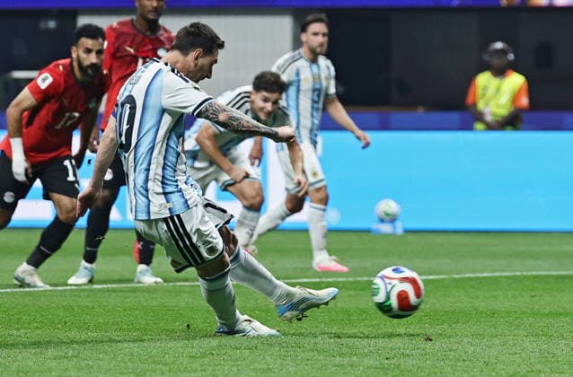 FIFA World Cup, WM, Weltmeisterschaft, Fussball 2026 - Round of 16 - Argentina vs Egypt Lionel Messi of Argentina fails to convert a penalty during the FIFA World Cup 2026 Round of 16 match Argentina against Egypt, in Atlanta, USA, 07 July 2026. ATLANTA United States  Copyright: xRONALDxWITTEKx