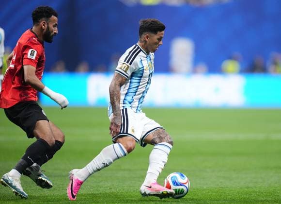 Argentina v Egypt - FIFA World Cup, WM, Weltmeisterschaft, Fussball 2026 - Round of 16 ATLANTA, USA - JULY 07: Enzo Fernandez of Argentina drives the ball during the 2026 FIFA World Cup Round of 16 match between Argentina and Egypt at Mercedes-Benz Stadium (Atlanta Stadium) in Atlanta, Georgia, United States on July 07, 2026. Jose Hernandez Anadolu Georgia United States. Editorial use only. Please get in touch for any other usage.  Copyright: x2026xAnadoluxJosexHernandezx