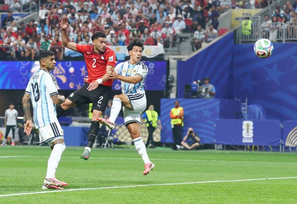 Egypt s Yasser Ibrahim (2) scores a goal as Argentina s Lisandro Martinez (3) and Cristian Romero defend in the first half of a Round of 16 FIFA World Cup, WM, Weltmeisterschaft, Fussball match at Atlanta Stadium in Atlanta, Georgia, on Tuesday, July 7, 2026.  ATL20260707902 CHRISTIANxBRUNSKILL