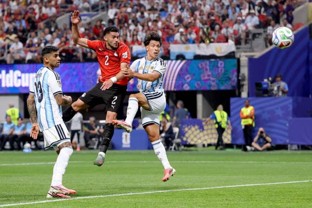Argentina v Egypt FIFA World Cup, WM, Weltmeisterschaft, Fussball 07 July 2026 Atlanta - Fifa World Cup round of 16 - Argentina v Egypt - Cristian Romero of Argentina looks on as Yasser Ibrahim of Egypt beats Lisandro Martinez of Argentina to the ball to head the opening goalArgentina v Egypt (Photo by Charlotte Wilson). Atlanta Georgia USA *** Argentinien gegen Ägypten – FIFA-Weltmeisterschaft, 7. Juli 2026, Atlanta – Achtelfinale der FIFA-Weltmeisterschaft: Argentinien gegen Ägypten. Cristian Romero aus Argentinien sieht zu, wie Yasser Ibrahim aus Ägypten Lisandro Martinez aus Argentinien den Ball abnimmt und per Kopf das erste Tor erzielt. Argentinien gegen Ägypten. Foto: Charlotte Wilson, Atlanta, Georgia, USA  Copyright: xCharlottexWilsonxOffside