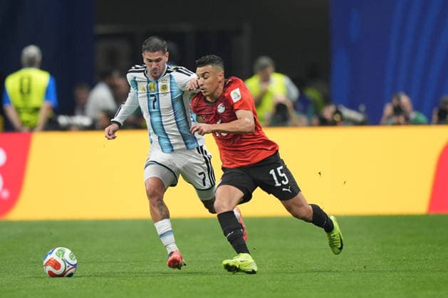 Argentine player Rodrigo de Paul (L) vies for the ball against Egyptian player Karim Ramadan during the 2026 World Cup Round of 16 match between Argentina and Egypt at Atlanta Stadium, US, 7 July 20263. Argentina vs Egypt !ACHTUNG: NUR REDAKTIONELLE NUTZUNG!  Copyright: xAlbertoxBoalx GRAF2797 20260707-55020828730_1