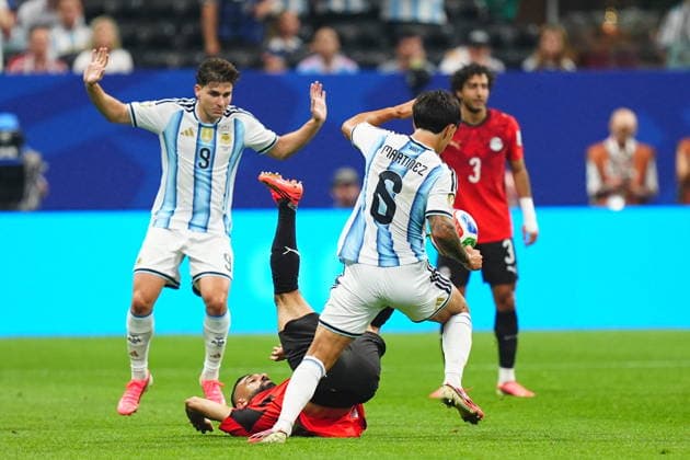 Argentina v Egypt - FIFA World Cup, WM, Weltmeisterschaft, Fussball 2026 - Round of 16 ATLANTA, USA - JULY 07: Lisandro Martinez (6) of Argentina in action against Mohamed Salah of Egypt during the 2026 FIFA World Cup Round of 16 match between Argentina and Egypt at Mercedes-Benz Stadium (Atlanta Stadium) in Atlanta, Georgia, United States on July 07, 2026. Evrim Aydin Anadolu Georgia United States. Editorial use only. Please get in touch for any other usage.  Copyright: x2026xAnadoluxEvrimxAydinx