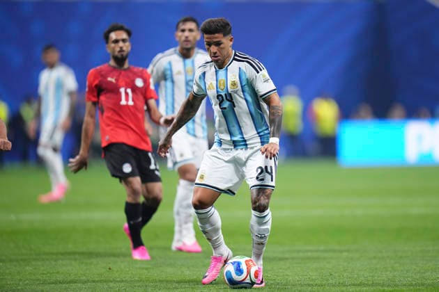 Argentina v Egypt: Round of 16 - FIFA World Cup, WM, Weltmeisterschaft, Fussball 2026 Enzo Fernandez of Argentina drives the ball during the FIFA World Cup 2026 Round of 16 match between Argentina and Egypt at Atlanta Stadium on July 07, 2026 in Atlanta, Georgia. Atlanta GA United States  Copyright: xJosexBretonx originalFilename:bretonhernandez-argentin260707_np7ZH.jpg