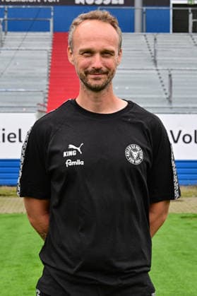 07.07.2026, Fußball, Herren, 2.BL (Bundesliga), Saison 2026 2027, Holstein Kiel, KSV, Media Day, Portraitshooting, Mannschaftsshooting Physioterapeut Timm Pflügler Kiel Holstein-Stadion Schleswig-Holstein Deutschland *** July 7, 2026, Soccer, Men s, 2nd Division Bundesliga, 2026–2027 Season, Holstein Kiel, KSV, Media Day, Portrait Shoot, Team Photo Shoot, Physical Therapist Timm Pflügler, Kiel Holstein Stadium, Schleswig-Holstein, Germany
