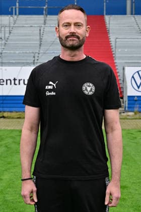 07.07.2026, Fußball, Herren, 2.BL (Bundesliga), Saison 2026 2027, Holstein Kiel, KSV, Media Day, Portraitshooting, Mannschaftsshooting Physiotherapeut Tim Höper Kiel Holstein-Stadion Schleswig-Holstein Deutschland *** July 7, 2026, Soccer, Men s, 2nd Division Bundesliga, 2026–2027 Season, Holstein Kiel, KSV, Media Day, Portrait Shoot, Team Photo Shoot, Physical Therapist Tim Höper, Kiel Holstein Stadium, Schleswig-Holstein, Germany