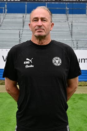 07.07.2026, Fußball, Herren, 2.BL (Bundesliga), Saison 2026 2027, Holstein Kiel, KSV, Media Day, Portraitshooting, Mannschaftsshooting Betreuer Tim Petersen Kiel Holstein-Stadion Schleswig-Holstein Deutschland *** July 7, 2026, Soccer, Men s, 2nd Division Bundesliga, 2026–2027 Season, Holstein Kiel, KSV, Media Day, Portrait Shoot, Team Photo Shoot, Coach Tim Petersen, Holstein Kiel Stadium, Schleswig-Holstein, Germany
