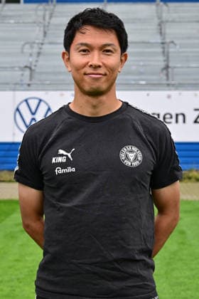 07.07.2026, Fußball, Herren, 2.BL (Bundesliga), Saison 2026 2027, Holstein Kiel, KSV, Media Day, Portraitshooting, Mannschaftsshooting Videoanalyst Takahiro Sato Kiel Holstein-Stadion Schleswig-Holstein Deutschland *** July 7, 2026, Soccer, Men s, 2nd Division Bundesliga, 2026–2027 Season, Holstein Kiel, KSV, Media Day, Portrait Shoot, Team Photo Shoot, Video Analyst Takahiro Sato, Kiel Holstein Stadium, Schleswig-Holstein, Germany
