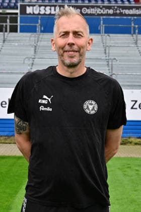 07.07.2026, Fußball, Herren, 2.BL (Bundesliga), Saison 2026 2027, Holstein Kiel, KSV, Media Day, Portraitshooting, Mannschaftsshooting Torwarttrainer Patrik Borger Kiel Holstein-Stadion Schleswig-Holstein Deutschland *** July 7, 2026, Soccer, Men s, 2nd Division Bundesliga, 2026–2027 Season, Holstein Kiel, KSV, Media Day, Portrait Shoot, Team Photo Shoot, Goalkeeper Coach Patrik Borger, Holstein Kiel Stadium, Schleswig-Holstein, Germany