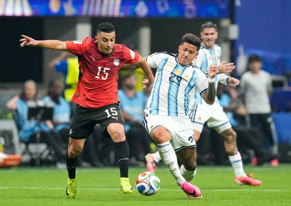 Karim Hafez (Aegypten, 15) im Zweikampf mit Enzo Fernandez (Argentinien, 24) USA, FIFA Weltmeisterschaft, Achtelfinale, Argentinien vs Aegypten, Atlanta, 07.07.2026 FIFA Weltmeisterschaft, Achtelfinale, Argentinien vs Aegypten, Atlanta, 07.07.2026 Atlanta *** Karim Hafez (Egypt), No. 15, in a tackle with Enzo Fernandez (Argentina), No. 24 (USA), FIFA World Cup, Round of 16, Argentina vs. Egypt, Atlanta, July 7, 2026 FIFA World Cup, Round of 16, Argentina vs. Egypt, Atlanta, July 7, 2026 Atlanta Copyright: xEibner-Pressefoto ScottxColemanx EP_SCN