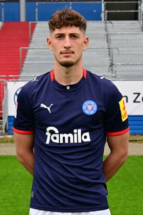 07.07.2026, Fußball, Herren, 2.BL (Bundesliga), Saison 2026 2027, Holstein Kiel, KSV, Media Day, Portraitshooting, Mannschaftsshooting Hamza Muqaj Kiel Holstein-Stadion Schleswig-Holstein Deutschland *** July 7, 2026, Soccer, Men s, 2nd Division Bundesliga, 2026–2027 Season, Holstein Kiel, KSV, Media Day, Portrait Shoot, Team Photo Shoot, Hamza Muqaj, Kiel Holstein Stadium, Schleswig-Holstein, Germany