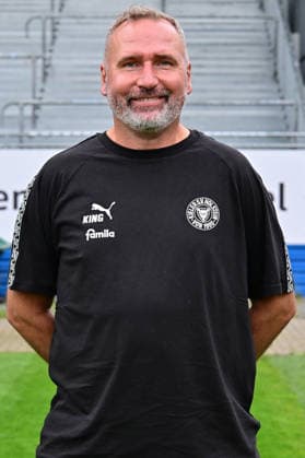 07.07.2026, Fußball, Herren, 2.BL (Bundesliga), Saison 2026 2027, Holstein Kiel, KSV, Media Day, Portraitshooting, Mannschaftsshooting Trainer Tim Walter Kiel Holstein-Stadion Schleswig-Holstein Deutschland *** July 7, 2026, Soccer, Men s, 2nd Division Bundesliga, 2026–2027 Season, Holstein Kiel, KSV, Media Day, Portrait Shoot, Team Photo Shoot, Coach Tim Walter, Holstein Kiel Stadium, Schleswig-Holstein, Germany