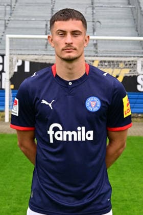 07.07.2026, Fußball, Herren, 2.BL (Bundesliga), Saison 2026 2027, Holstein Kiel, KSV, Media Day, Portraitshooting, Mannschaftsshooting Adrian Kapralik Kiel Holstein-Stadion Schleswig-Holstein Deutschland *** July 7, 2026, Soccer, Men s, 2nd Division Bundesliga, 2026–2027 Season, Holstein Kiel, KSV, Media Day, Portrait Shoot, Team Photo Shoot, Adrian Kapralik, Kiel Holstein Stadium, Schleswig-Holstein, Germany