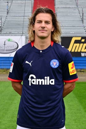 07.07.2026, Fußball, Herren, 2.BL (Bundesliga), Saison 2026 2027, Holstein Kiel, KSV, Media Day, Portraitshooting, Mannschaftsshooting John Tolkin Kiel Holstein-Stadion Schleswig-Holstein Deutschland *** July 7, 2026, Soccer, Men s, 2nd Division Bundesliga, 2026–2027 Season, Holstein Kiel, KSV, Media Day, Portrait Shoot, Team Photo Shoot, John Tolkin, Kiel, Holstein Stadium, Schleswig-Holstein, Germany