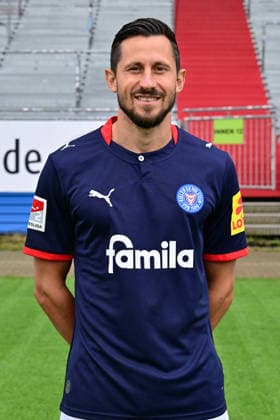 07.07.2026, Fußball, Herren, 2.BL (Bundesliga), Saison 2026 2027, Holstein Kiel, KSV, Media Day, Portraitshooting, Mannschaftsshooting Steven Skrzybski Kiel Holstein-Stadion Schleswig-Holstein Deutschland *** July 7, 2026, Soccer, Men s, 2nd Division Bundesliga, 2026–2027 Season, Holstein Kiel, KSV, Media Day, Portrait Shoot, Team Photo Shoot, Steven Skrzybski, Kiel Holstein Stadium, Schleswig-Holstein, Germany