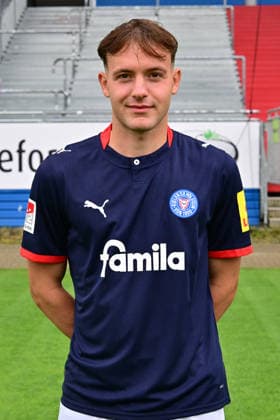 07.07.2026, Fußball, Herren, 2.BL (Bundesliga), Saison 2026 2027, Holstein Kiel, KSV, Media Day, Portraitshooting, Mannschaftsshooting Leon Parduzi Kiel Holstein-Stadion Schleswig-Holstein Deutschland *** July 7, 2026, Soccer, Men s, 2nd Bundesliga, 2026–2027 Season, Holstein Kiel, KSV, Media Day, Portrait Shoot, Team Photo Shoot, Leon Parduzi, Kiel, Holstein Stadium, Schleswig-Holstein, Germany