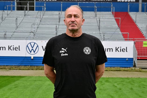 07.07.2026, Fußball, Herren, 2.BL (Bundesliga), Saison 2026 2027, Holstein Kiel, KSV, Media Day, Portraitshooting, Mannschaftsshooting Betreuer Tim Petersen Kiel Holstein-Stadion Schleswig-Holstein Deutschland *** July 7, 2026, Soccer, Men s, 2nd Division Bundesliga, 2026–2027 Season, Holstein Kiel, KSV, Media Day, Portrait Shoot, Team Photo Shoot, Coach Tim Petersen, Holstein Kiel Stadium, Schleswig-Holstein, Germany