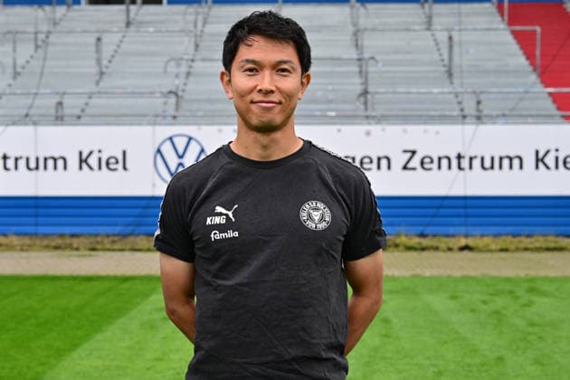 07.07.2026, Fußball, Herren, 2.BL (Bundesliga), Saison 2026 2027, Holstein Kiel, KSV, Media Day, Portraitshooting, Mannschaftsshooting Videoanalyst Takahiro Sato Kiel Holstein-Stadion Schleswig-Holstein Deutschland *** July 7, 2026, Soccer, Men s, 2nd Division Bundesliga, 2026–2027 Season, Holstein Kiel, KSV, Media Day, Portrait Shoot, Team Photo Shoot, Video Analyst Takahiro Sato, Kiel Holstein Stadium, Schleswig-Holstein, Germany