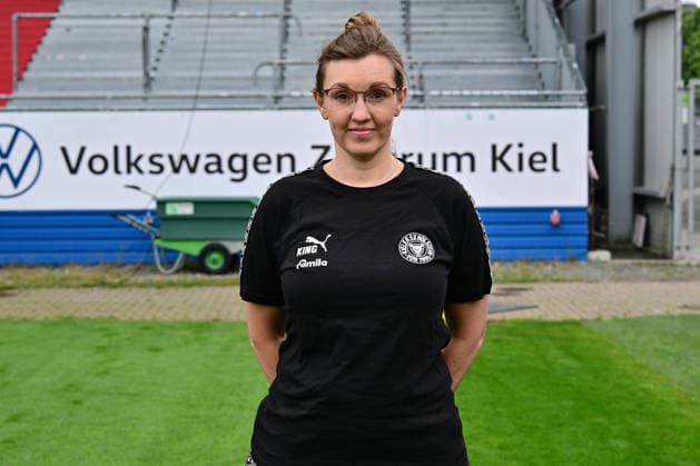 07.07.2026, Fußball, Herren, 2.BL (Bundesliga), Saison 2026 2027, Holstein Kiel, KSV, Media Day, Portraitshooting, Mannschaftsshooting Physioterapeutin Melanie Köhn Kiel Holstein-Stadion Schleswig-Holstein Deutschland *** July 7, 2026, Soccer, Men s, 2nd Division Bundesliga, 2026–2027 Season, Holstein Kiel, KSV, Media Day, Portrait Shoot, Team Photo Shoot, Physical Therapist Melanie Köhn, Kiel Holstein Stadium, Schleswig-Holstein, Germany
