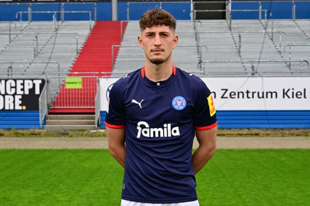 07.07.2026, Fußball, Herren, 2.BL (Bundesliga), Saison 2026 2027, Holstein Kiel, KSV, Media Day, Portraitshooting, Mannschaftsshooting Hamza Muqaj Kiel Holstein-Stadion Schleswig-Holstein Deutschland *** July 7, 2026, Soccer, Men s, 2nd Division Bundesliga, 2026–2027 Season, Holstein Kiel, KSV, Media Day, Portrait Shoot, Team Photo Shoot, Hamza Muqaj, Kiel Holstein Stadium, Schleswig-Holstein, Germany