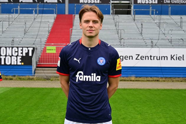 07.07.2026, Fußball, Herren, 2.BL (Bundesliga), Saison 2026 2027, Holstein Kiel, KSV, Media Day, Portraitshooting, Mannschaftsshooting Jonas Therkelsen Kiel Holstein-Stadion Schleswig-Holstein Deutschland *** July 7, 2026, Soccer, Men s, 2nd Division Bundesliga, 2026–2027 Season, Holstein Kiel, KSV, Media Day, Portrait Shoot, Team Photo Shoot, Jonas Therkelsen, Kiel Holstein Stadium, Schleswig-Holstein, Germany