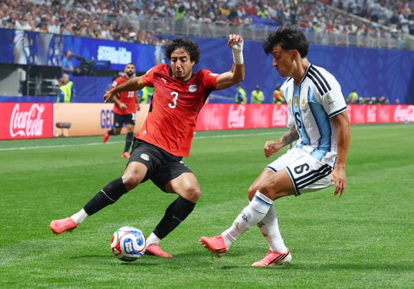 Egypt s Mohamed Hany (3) and Argentina s Lisandro Martínez battle for the ball in the first half of a Round of 16 FIFA World Cup, WM, Weltmeisterschaft, Fussball match at Atlanta Stadium in Atlanta, Georgia, on Tuesday, July 7, 2026.  ATL20260707904 CHRISTIANxBRUNSKILL