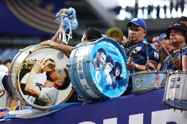 Fans of Argentina drum their support before the start of a Round of 16 FIFA World Cup, WM, Weltmeisterschaft, Fussball match against Egypt at Atlanta Stadium in Atlanta, Georgia, on Tuesday, July 7, 2026.  ATL20260707905 CHRISTIANxBRUNSKILL