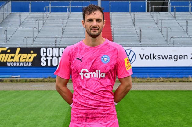 07.07.2026, Fußball, Herren, 2.BL (Bundesliga), Saison 2026 2027, Holstein Kiel, KSV, Media Day, Portraitshooting, Mannschaftsshooting Torwart Marcel Engelhardt Kiel Holstein-Stadion Schleswig-Holstein Deutschland *** July 7, 2026, Soccer, Men s, 2nd Division Bundesliga, 2026–2027 Season, Holstein Kiel, KSV, Media Day, Portrait Shoot, Team Photo Shoot, Goaltender Marcel Engelhardt, Kiel Holstein Stadium, Schleswig-Holstein, Germany