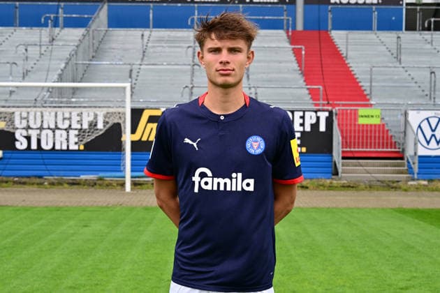 07.07.2026, Fußball, Herren, 2.BL (Bundesliga), Saison 2026 2027, Holstein Kiel, KSV, Media Day, Portraitshooting, Mannschaftsshooting Frederik Roslyng Kiel Holstein-Stadion Schleswig-Holstein Deutschland *** July 7, 2026, Soccer, Men s, 2nd Division Bundesliga, 2026–2027 Season, Holstein Kiel, KSV, Media Day, Portrait Shoot, Team Photo Shoot, Frederik Roslyng, Kiel Holstein Stadium, Schleswig-Holstein, Germany