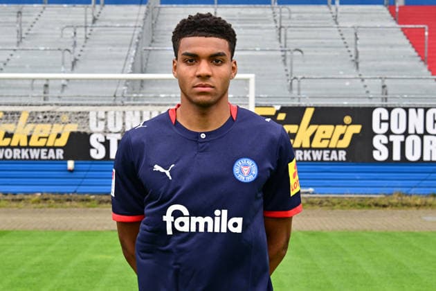 07.07.2026, Fußball, Herren, 2.BL (Bundesliga), Saison 2026 2027, Holstein Kiel, KSV, Media Day, Portraitshooting, Mannschaftsshooting Ikem Ugoh Kiel Holstein-Stadion Schleswig-Holstein Deutschland *** July 7, 2026, Soccer, Men s, 2nd Division Bundesliga, 2026–2027 Season, Holstein Kiel, KSV, Media Day, Portrait Shoot, Team Photo Shoot, Ikem Ugoh, Kiel Holstein Stadium, Schleswig-Holstein, Germany
