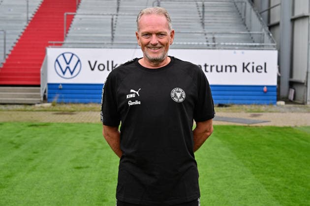 07.07.2026, Fußball, Herren, 2.BL (Bundesliga), Saison 2026 2027, Holstein Kiel, KSV, Media Day, Portraitshooting, Mannschaftsshooting Co-Trainer Dirk Bremser Kiel Holstein-Stadion Schleswig-Holstein Deutschland *** July 7, 2026, Soccer, Men s, 2nd Division Bundesliga, 2026–2027 Season, Holstein Kiel, KSV, Media Day, Portrait Shoot, Team Photo Shoot, Assistant Coach Dirk Bremser, Kiel Holstein Stadium, Schleswig-Holstein, Germany