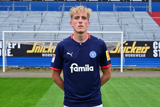 07.07.2026, Fußball, Herren, 2.BL (Bundesliga), Saison 2026 2027, Holstein Kiel, KSV, Media Day, Portraitshooting, Mannschaftsshooting Caspar Medlin Kiel Holstein-Stadion Schleswig-Holstein Deutschland *** July 7, 2026, Soccer, Men s, 2nd Division Bundesliga, 2026–2027 Season, Holstein Kiel, KSV, Media Day, Portrait Shoot, Team Photo Shoot, Caspar Medlin, Kiel Holstein Stadium, Schleswig-Holstein, Germany