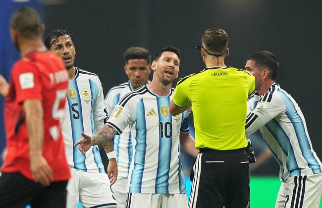 (260707) -- ATLANTA, July 8, 2026 -- Lionel Messi (3rd R) of Argentina talks to the referee during the round of 16 match between Argentina and Egypt at the 2026 FIFA World Cup, WM, Weltmeisterschaft, Fussball at Atlanta Stadium in Atlanta, the United States, July 7, 2026. ) (SP)U.S.-ATLANTA-FOOTBALL-FIFA WORLD CUP-ROUND OF 16-ARG VS EGY HuangxZongzhi 