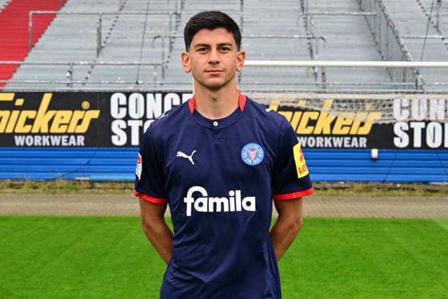 07.07.2026, Fußball, Herren, 2.BL (Bundesliga), Saison 2026 2027, Holstein Kiel, KSV, Media Day, Portraitshooting, Mannschaftsshooting Tayar Tasdelen Kiel Holstein-Stadion Schleswig-Holstein Deutschland *** July 7, 2026, Soccer, Men s, 2nd Division Bundesliga, 2026–2027 Season, Holstein Kiel, KSV, Media Day, Portrait Shoot, Team Photo Shoot, Tayar Tasdelen, Kiel Holstein Stadium, Schleswig-Holstein, Germany