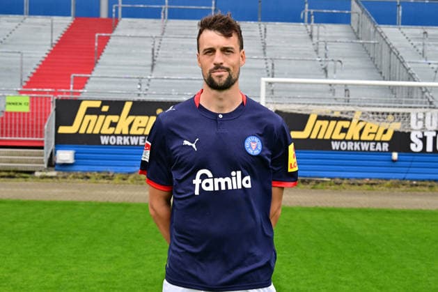 07.07.2026, Fußball, Herren, 2.BL (Bundesliga), Saison 2026 2027, Holstein Kiel, KSV, Media Day, Portraitshooting, Mannschaftsshooting Jonas Meffert Kiel Holstein-Stadion Schleswig-Holstein Deutschland *** July 7, 2026, Soccer, Men s, 2nd Division Bundesliga, 2026–2027 Season, Holstein Kiel, KSV, Media Day, Portrait Shoot, Team Photo Shoot, Jonas Meffert, Kiel, Holstein Stadium, Schleswig-Holstein, Germany
